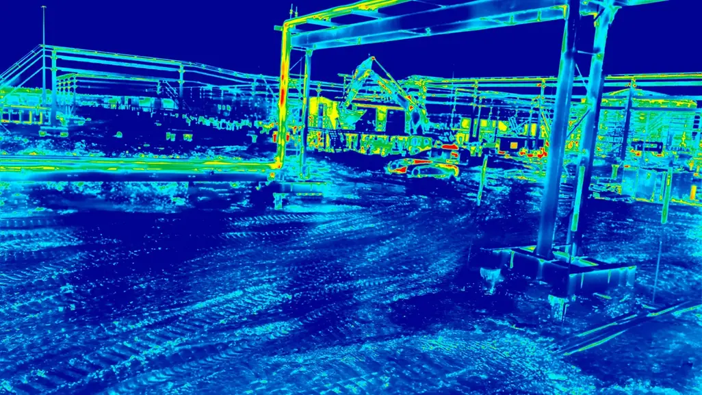Imagem térmica de estrutura industrial em cores frias