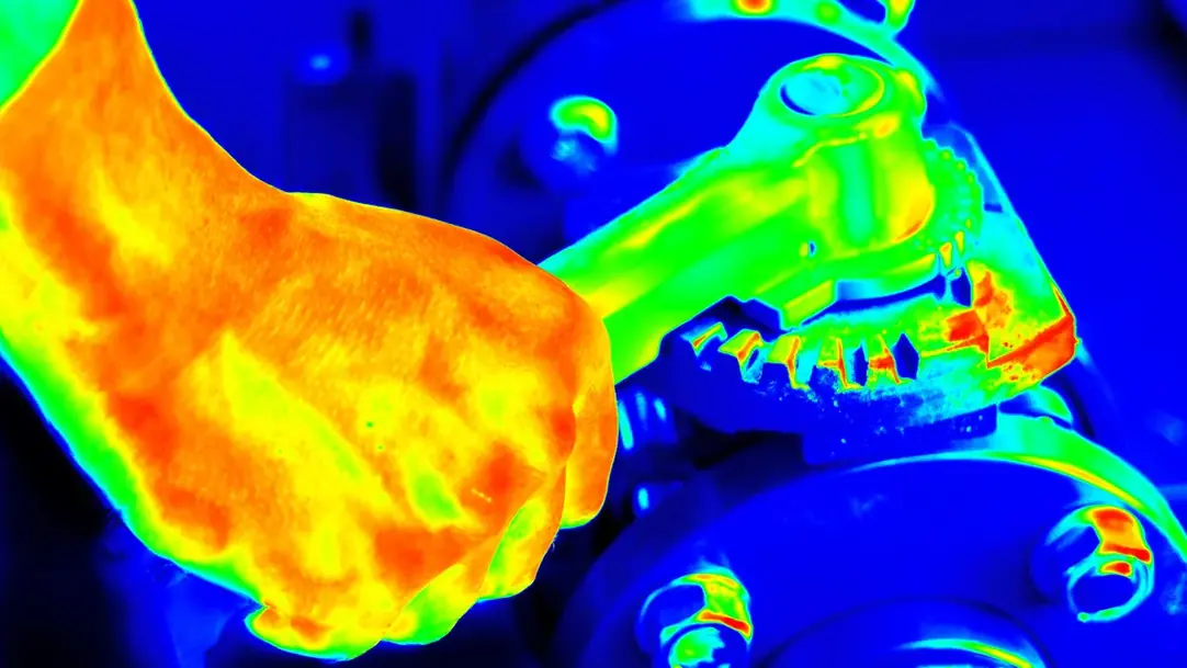 Termografia de mão segurando objeto, em cores quentes