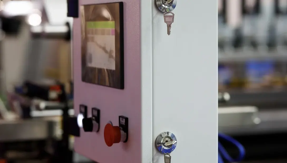 Quadro de comando com botão de emergência e visor